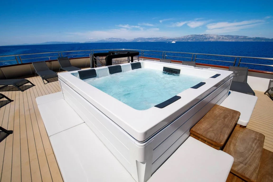 Serene 6 243x224 см. хидромасажна вана на палуба с изглед към морето за онлайн магазин KERANOVA