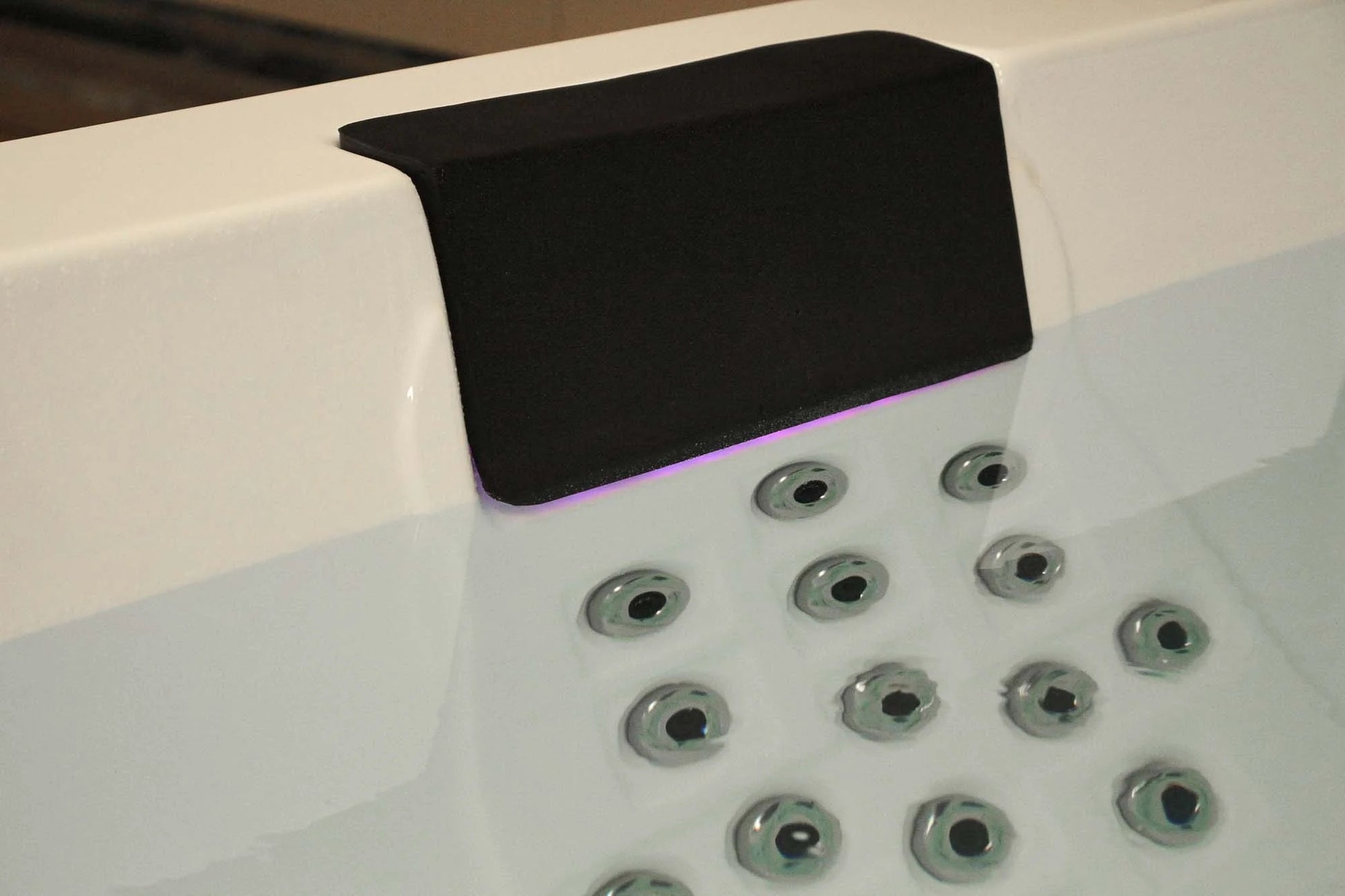 Serene 6 243x224 см. черна възглавница и джетове в SPA вана от Passion SPA — онлайн магазин за обзавеждане за бани KERANOVA