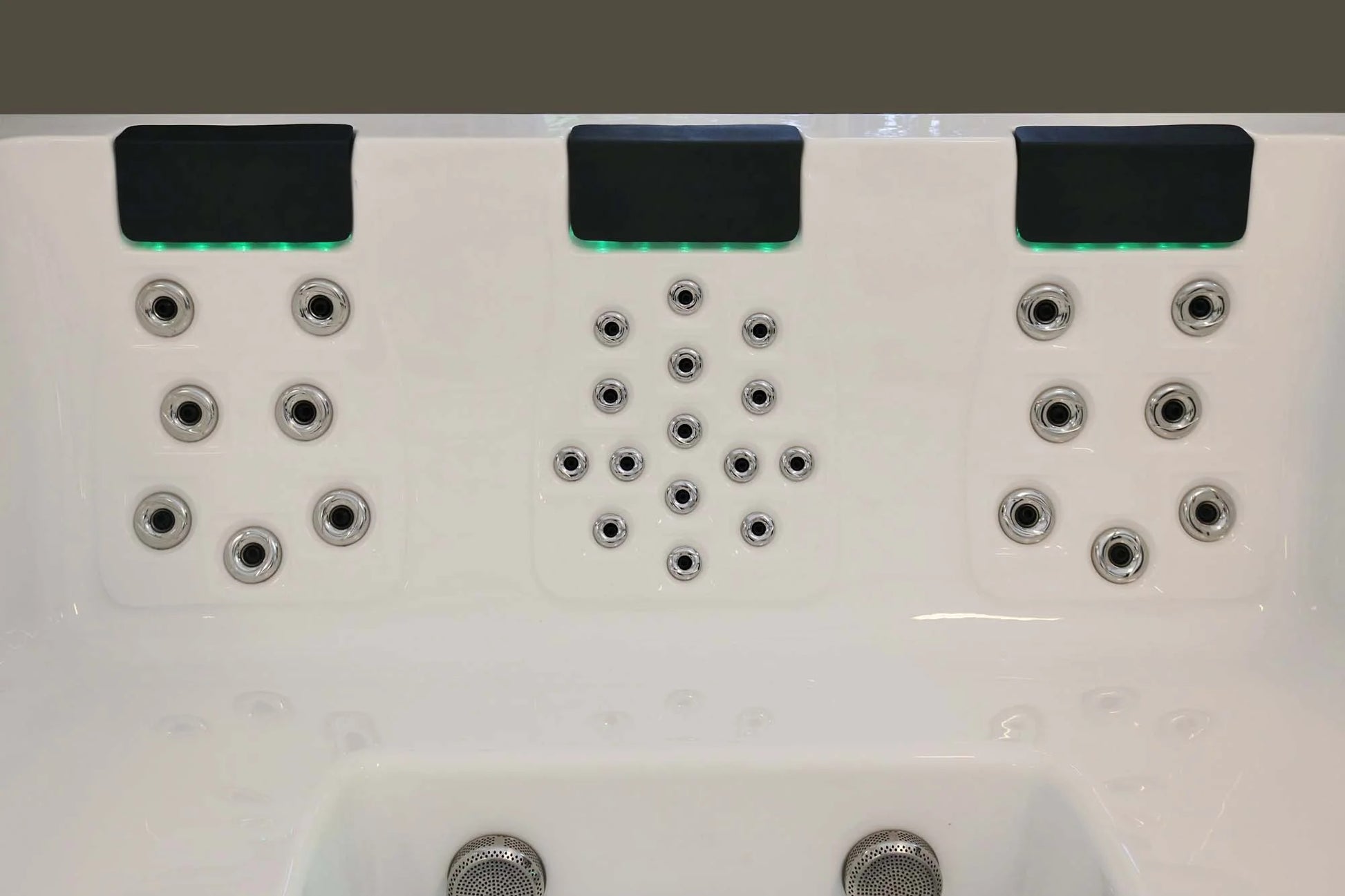 Serene 6 243x224 см. хидромасажна вана с три подглавника, LED осветление и множество джетове – онлайн магазин за бани KERANOVA