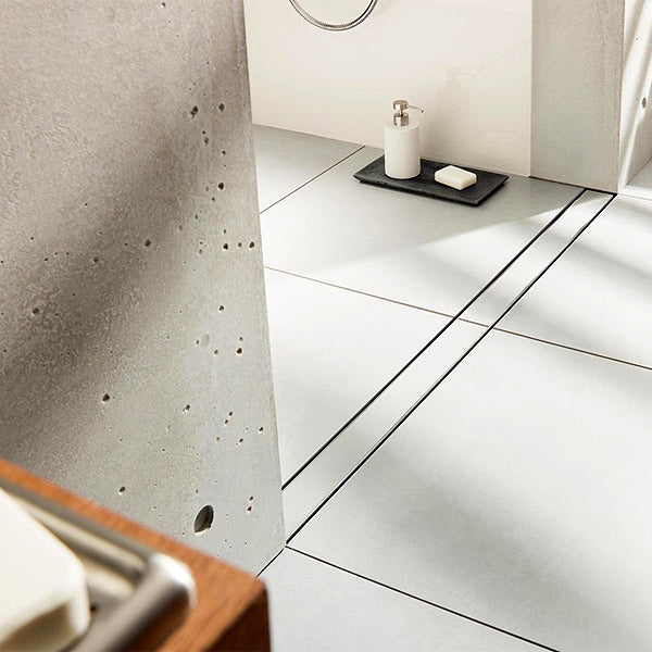 Линеен сифон Viega Adantix в съвременна баня с плътна решетка и вграден дизайн, продукт от онлайн магазин KERANOVA