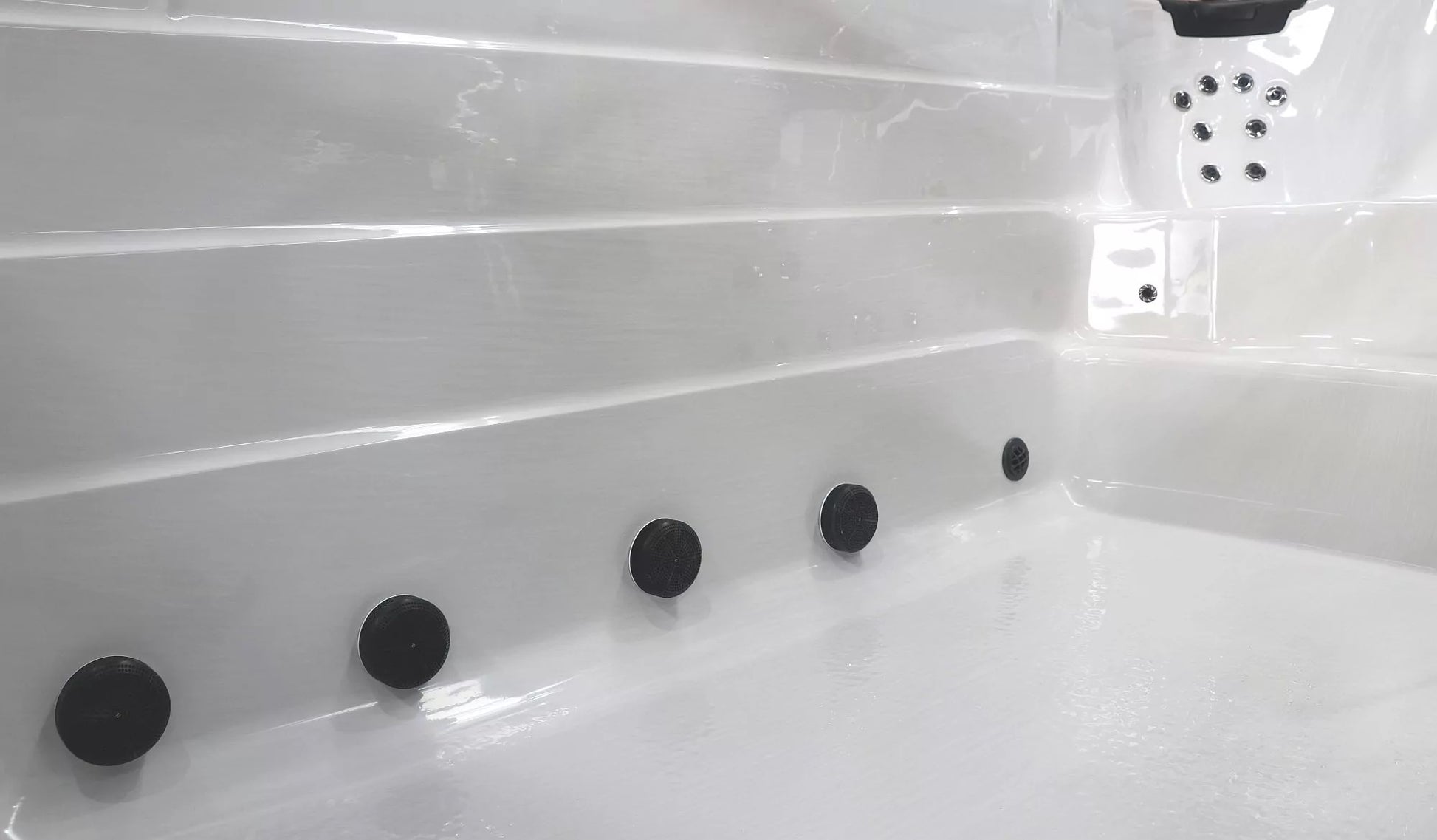 Плувно СПА Thor 400x228 см. бял интериор с хидромасажни дюзи, компактен swim spa от Viking Spas за онлайн магазин KERANOVA