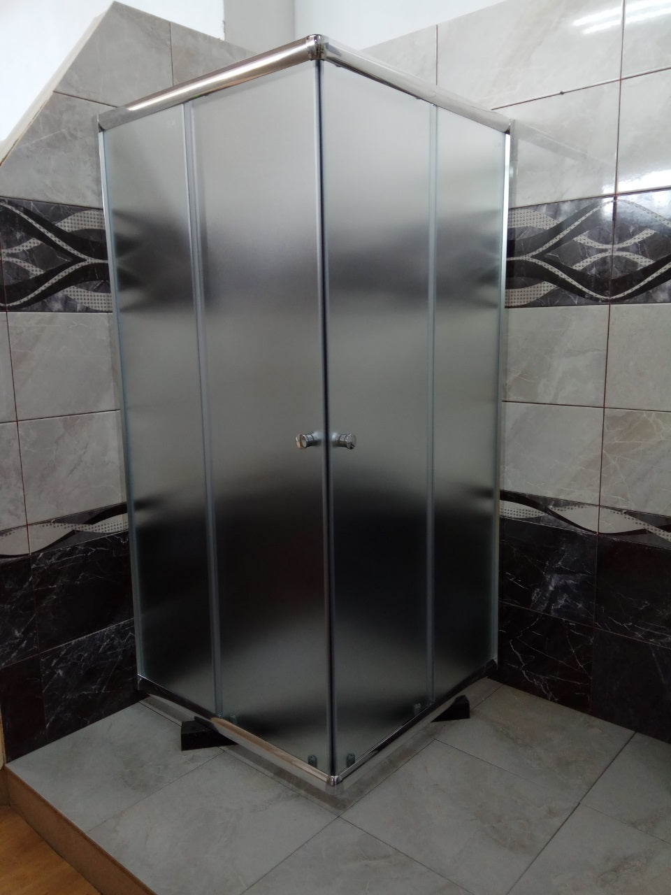 Квадратна кабина с плъзгане 90х90 см. - мат стъкло. Окомплектовка, хром профил и метализирани дръжки - KERANOVA онлайн магазин