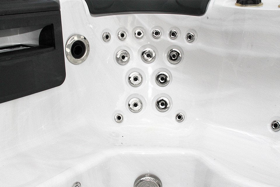 THEATER + 42“ LCD екран 380x228 см. — близък план на хидромасажни дюзи и седящо място, онлайн магазин за обзавеждане за бани KERANOVA