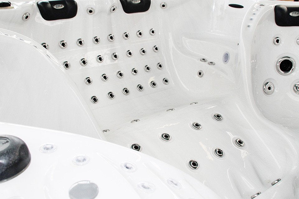 THEATER + 42“ LCD екран 380x228 см. луксозна хидромасажна вана с 126 дюзи и подводно LED осветление за онлайн магазин KERANOVA