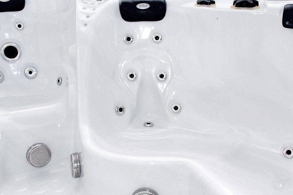 THEATER + 42“ LCD екран 380x228 см. бяла луксозна хидромасажна вана с множество дюзи и седалки - онлайн магазин за бани KERANOVA