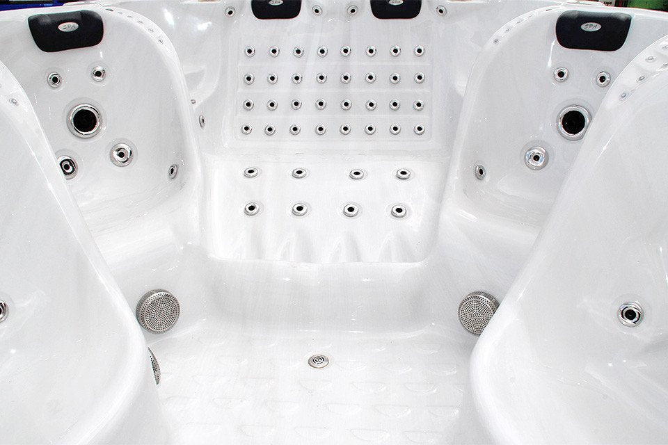 THEATER + 42“ LCD екран 380x228 см. луксозна хидромасажна вана с шест седящи и две лежащи места, 126 хидромасажни дюзи, KERANOVA