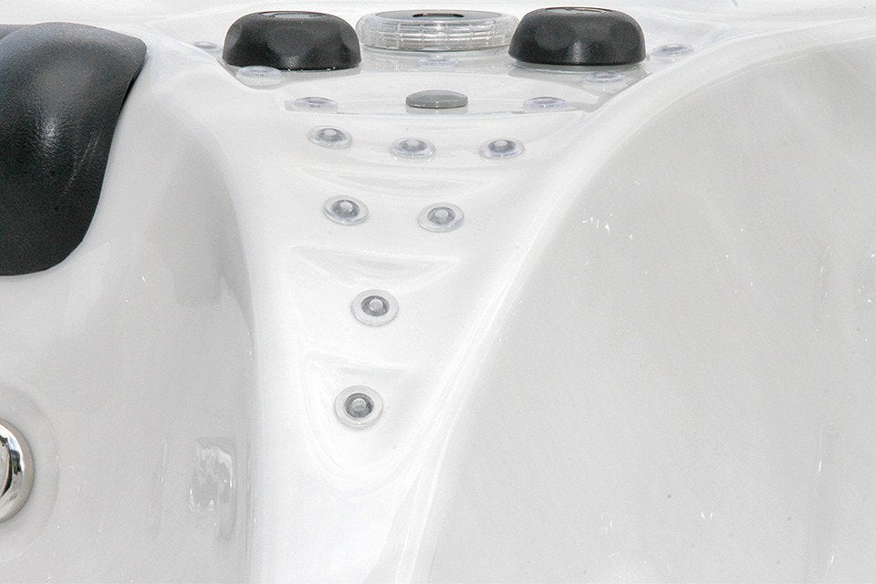 THEATER + 42“ LCD екран 380x228 см. - детайл на хидромасажни дюзи и облегалки от голяма луксозна вана KERANOVA