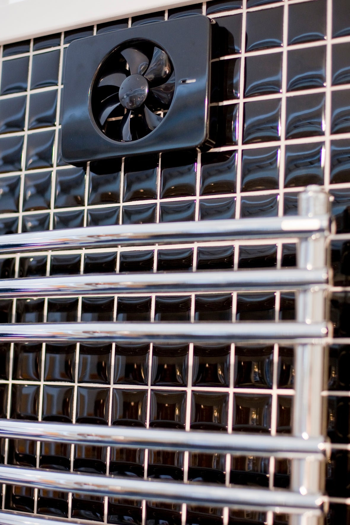 Intellivent 2.0 Бял/Черен интелигентен банен вентилатор с датчик за влажност, таймер и ниска консумация — KERANOVA онлайн магазин