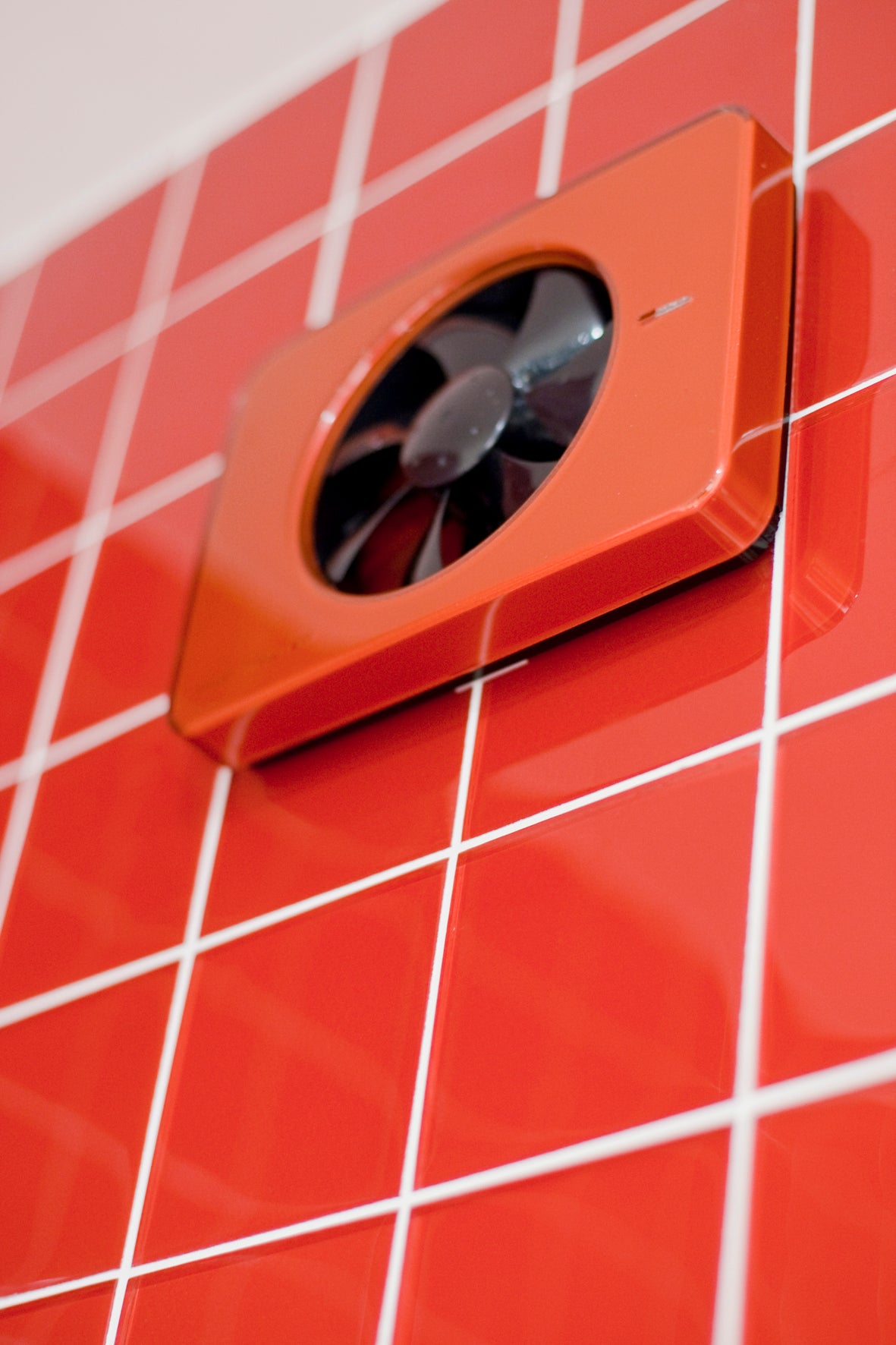 Intellivent 2.0 Бял/Черен интелигентен вентилатор за баня с датчик за влажност, тих 22 dB, таймер, KERANOVA онлайн магазин