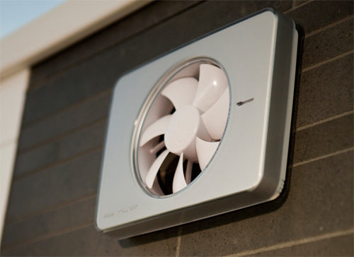 Intellivent 2.0 Бял/Черен интелигентен вентилатор за баня с датчик за влажност, таймер и ниска консумация - KERANOVA