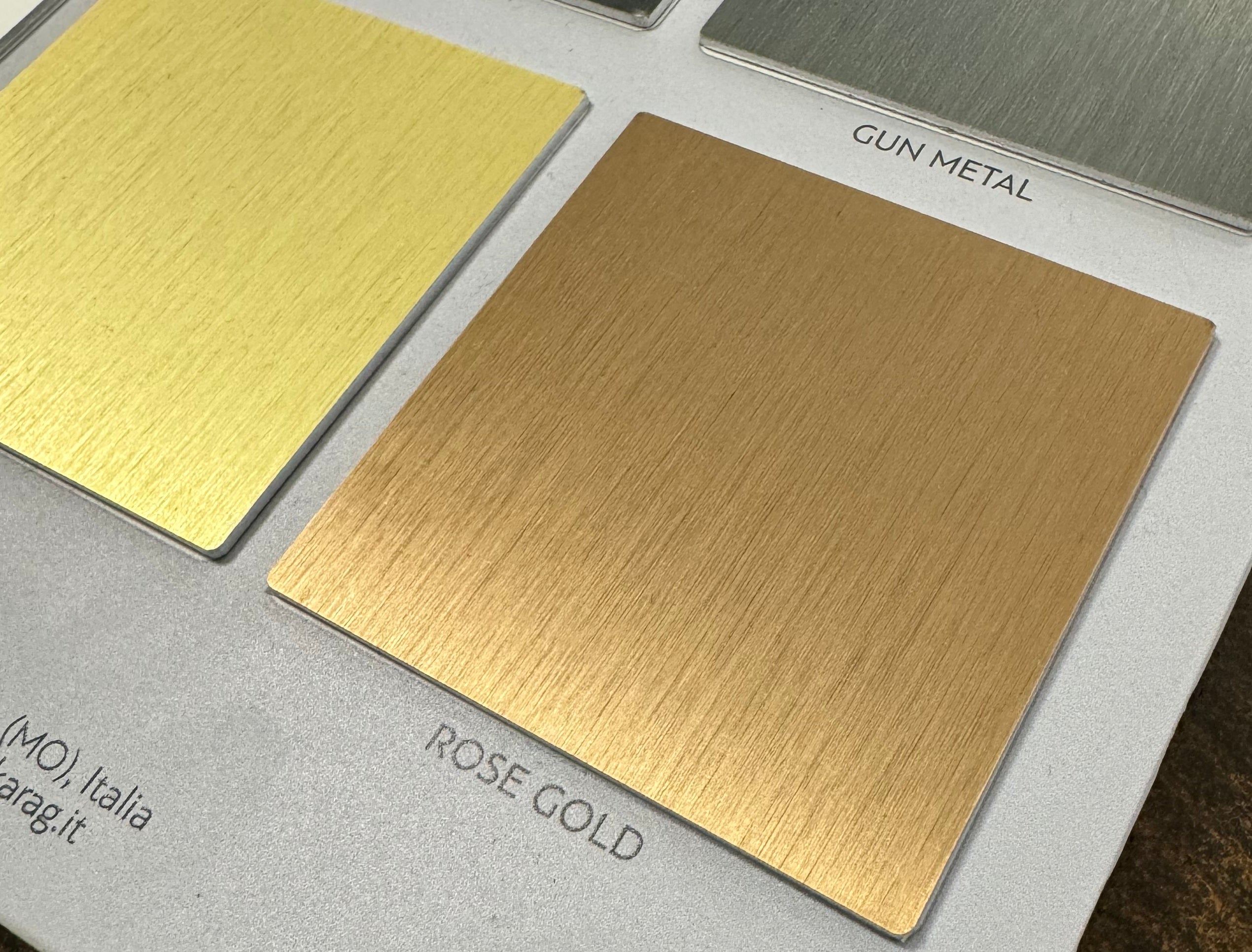 Walkin 1 Rose Gold - 120х200 см. - драскано розово злато. статичен параван за баня с алуминиев профил и сатен обков в розово злато